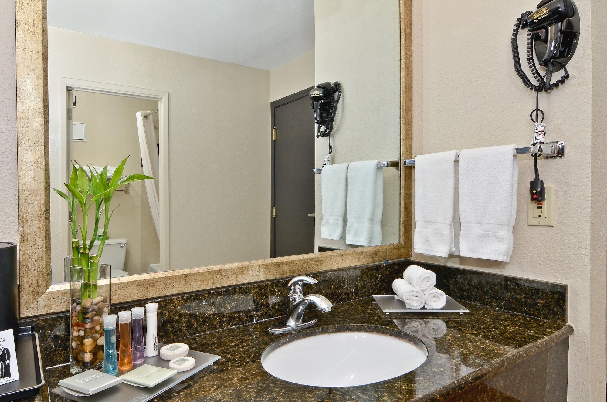 Clackamas Inn And Suites Buitenkant foto