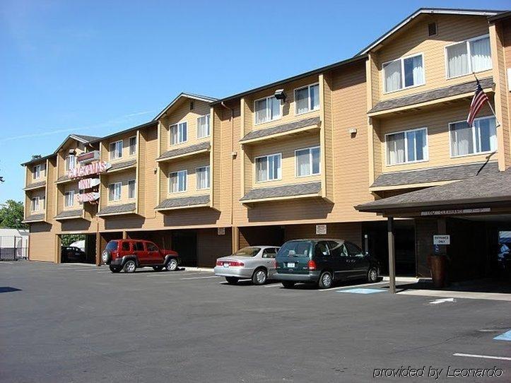 Clackamas Inn And Suites Buitenkant foto