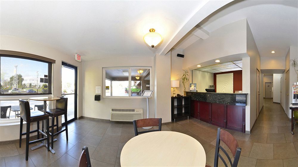 Clackamas Inn And Suites Buitenkant foto