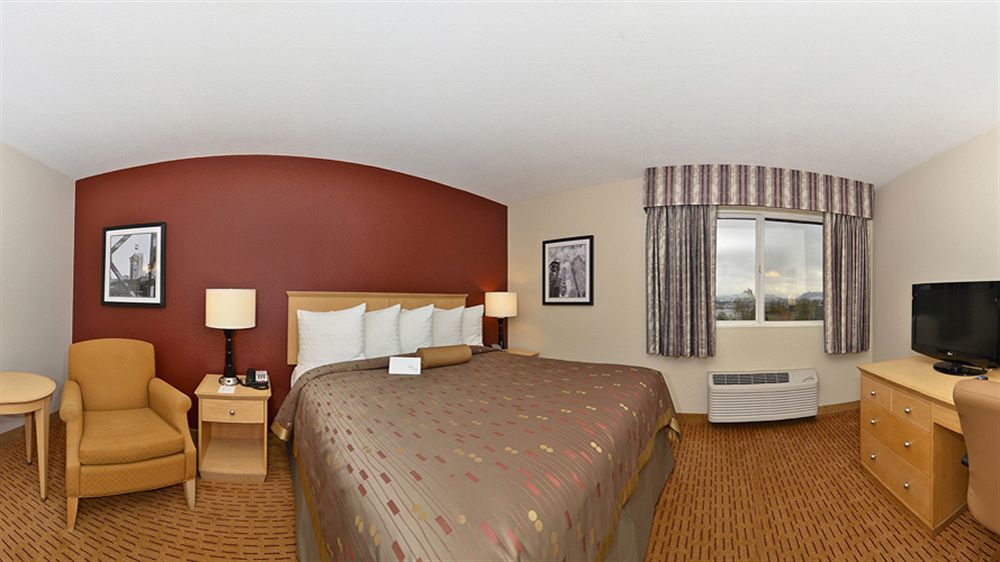 Clackamas Inn And Suites Buitenkant foto
