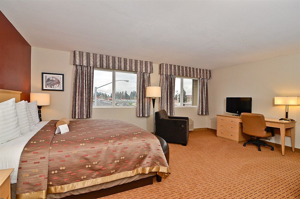 Clackamas Inn And Suites Buitenkant foto