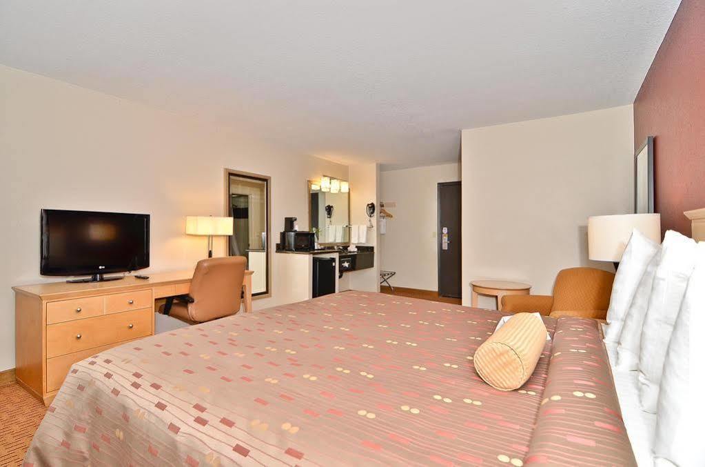 Clackamas Inn And Suites Buitenkant foto