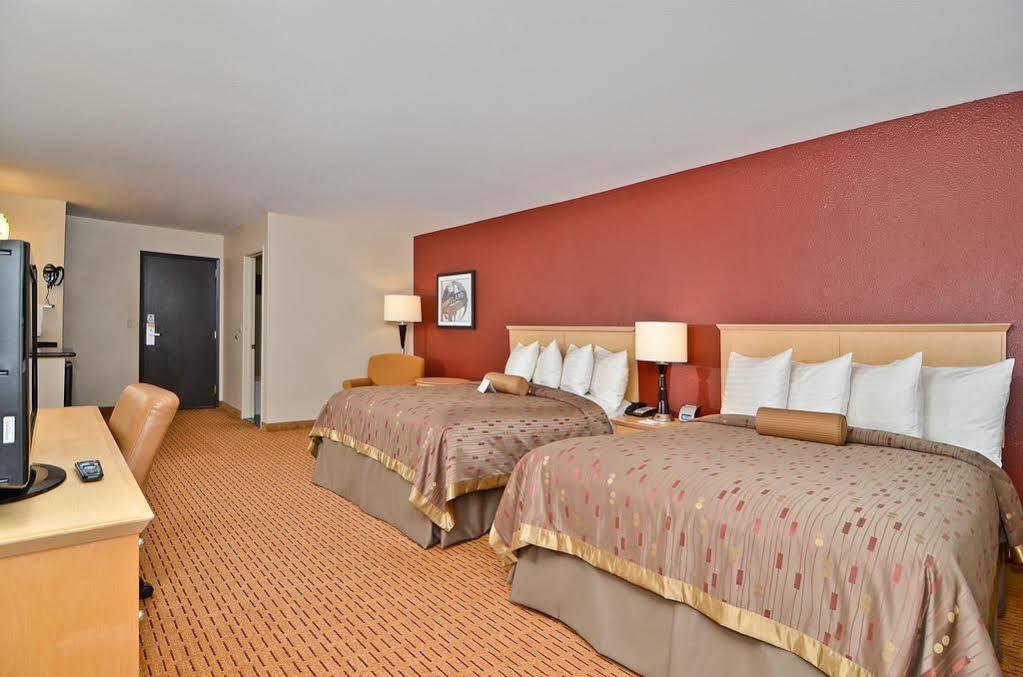 Clackamas Inn And Suites Buitenkant foto