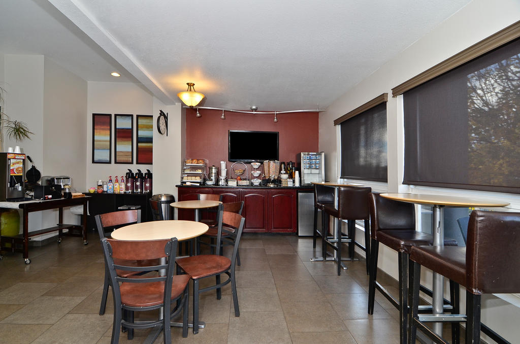 Clackamas Inn And Suites Buitenkant foto