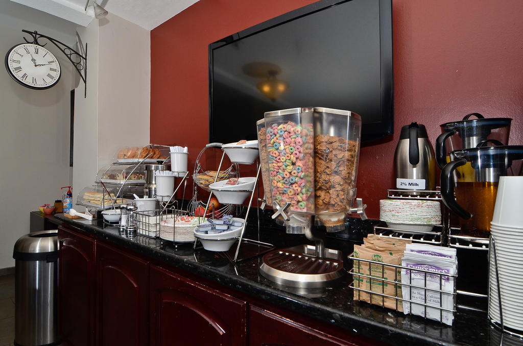 Clackamas Inn And Suites Buitenkant foto