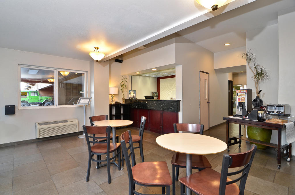 Clackamas Inn And Suites Buitenkant foto