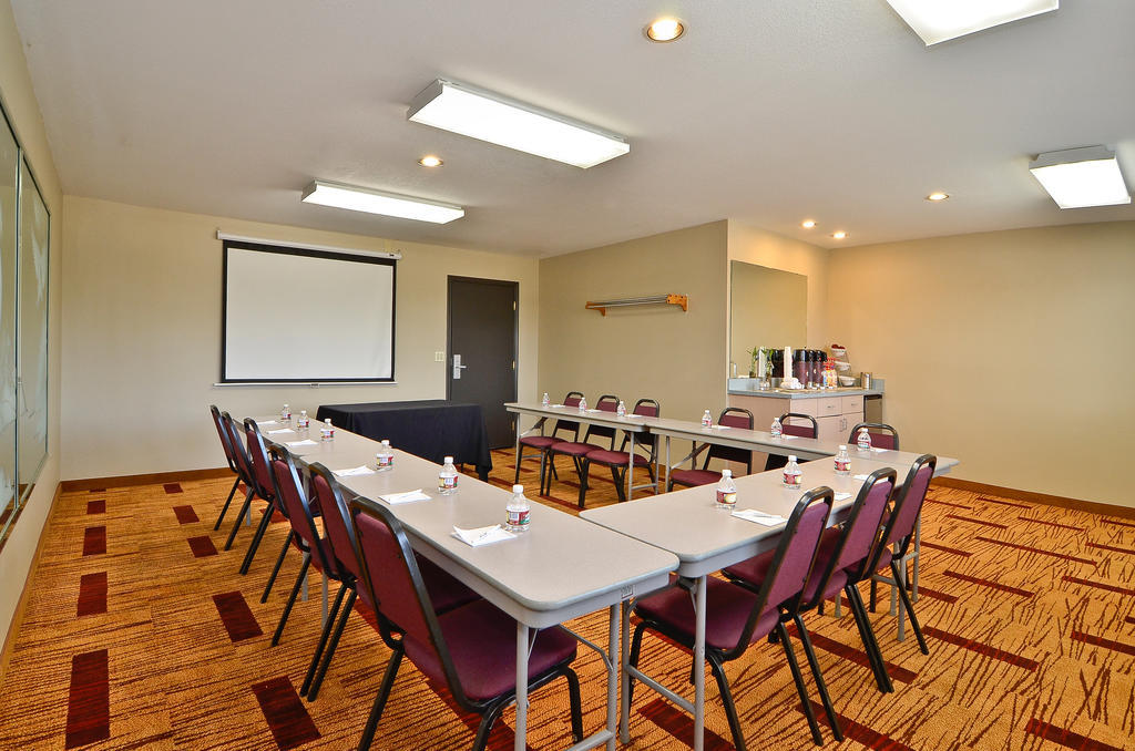 Clackamas Inn And Suites Buitenkant foto